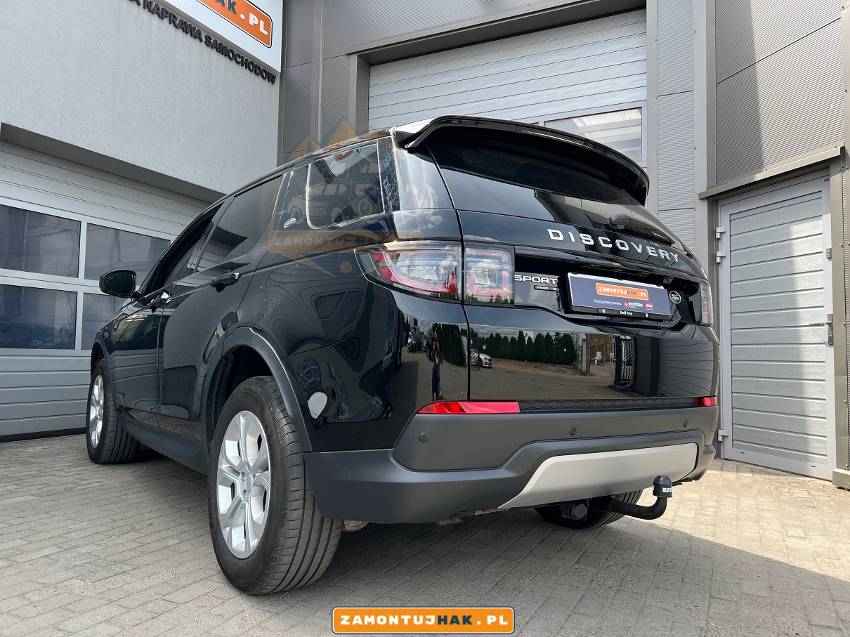 na zdjeciu land rover discovery sport L550 2019 hybryda mhev po montazu haka holowniczego w poznaniu w zamontujhak.pl  zdjecie samochodu od tylu